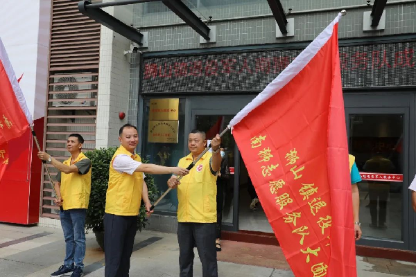 万长江为狮山镇退役军人南狮志愿服务队大圃分队授旗