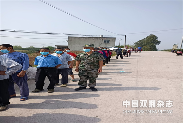 宝峰镇退役军人志愿者在核酸检测现场维持秩序.png