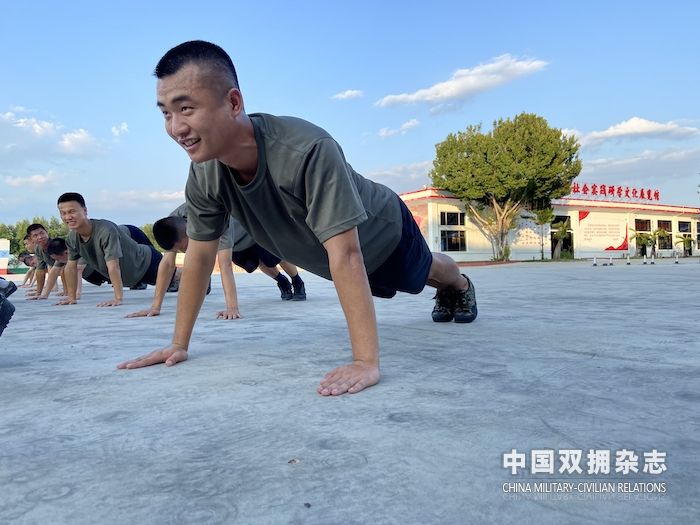 吴镓斌在新兵役前训练基地参加体能训练的副本.jpg