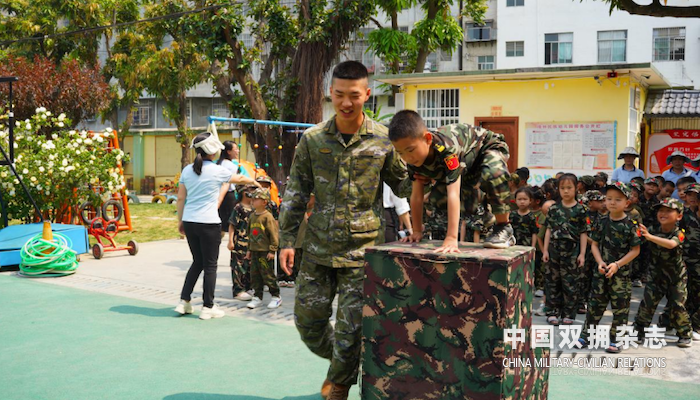 组织青少年学生感受了军营工作和生活.png